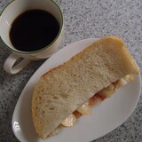 苺ジャムと桃のサンドイッチとコーヒーの朝食